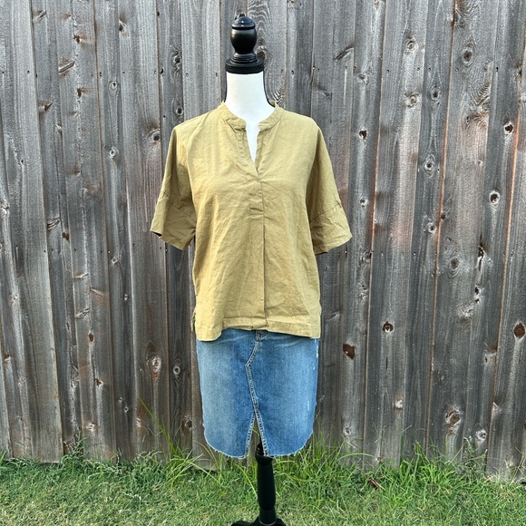 T Tahari Tops - T Tahari Khaki Boxy Split Neck Top EUC